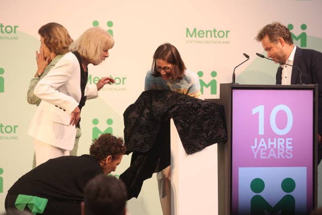 Sybille Perez, Monika Brandt, Bettina Gräfin Bernadotte, Königin Silvia von Schweden und Moritz Ritter bei der Verleihung vom Mentor-Zukunftspreis beim Jubiläum der Mentor-Stiftung auf der Insel Mainau. Mainau, 08.10.2026 Copyright: xAgenturxMatthiasxWehnertx xM.xGränzdörferx