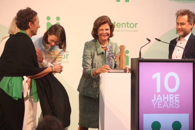 Sybille Perez, Monika Brandt, Bettina Gräfin Bernadotte, Königin Silvia von Schweden und Moritz Ritter bei der Verleihung vom Mentor-Zukunftspreis beim Jubiläum der Mentor-Stiftung auf der Insel Mainau. Mainau, 08.10.2026 Copyright: xAgenturxMatthiasxWehnertx xM.xGränzdörferx