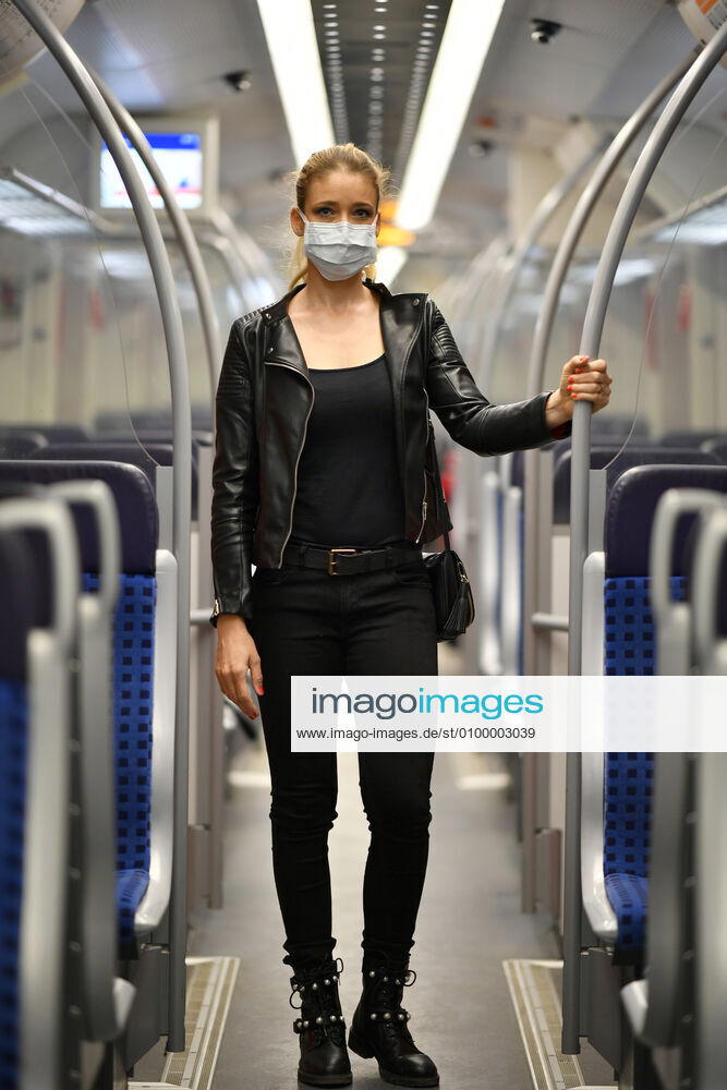 Frau mit Mundschutzmaske, steht in S-Bahn, Corona-Krise, Stuttgart, Baden-Württemberg, Deutschland Coronavirus