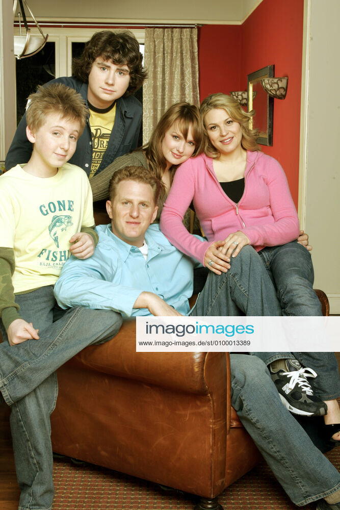 THE WAR AT HOME, Dean Collins, Kyle Sullivan, Michael Rapaport, Kaylee DeFer, Anita Barone, (Season 1), 2005-07. Warner Bros. Television Courtesy: Everett Collection Warner Bros Courtesy Everett Collection !ACHTUNG AUFNAHMEDATUM GESCHÄTZT! PUBLICATIONXNOTxINxCANxCHNxFRAxITAxJPNxNORxPOLxRUSxESPxUKxUSA