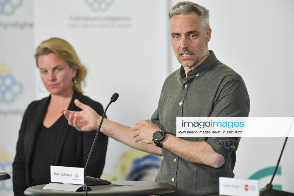 STOCKHOLM 20200427 Deputy State epidemiologist Anders Wallensten R of the Public Health Agency of Sweden talks during a news conference on the daily update on the coronavirus, Covid 19 pandemic Stockholm SWEDEN