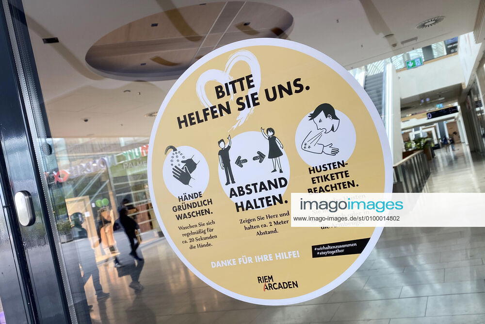Lockerungen und Maskenpflicht in der Coronavirus Pandemie: Geschaefte in Bayern oeffnen am 27.April wieder. Ein Schild weist auf das Tragen von Mund Nasenschutz hin.Maskenpflicht. Hygienregeln. Eingang,
