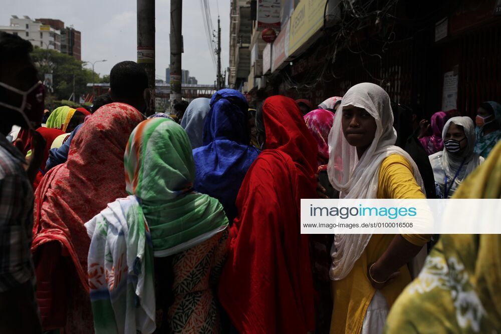 Garment workers gather to join their work in front of a factory near the Banani area during the national-wide lockdown in Dhaka. Dhaka Bangladesh - ZUMAh143 20200427_zap_h143_003