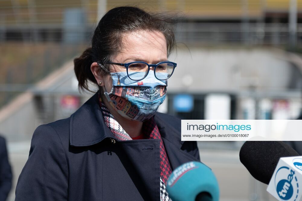 Drive & Go-Thru mobile tent for testing for the coronavirus at the Energa Arena in Gdansk The mayor of Gdansk Aleksandra Dulkiewicz Drive & Go-Thru mobile tent for testing for the coronavirus at the Energa Arena on April 27, 2020 in Gdansk, Poland EN_01426457_0016