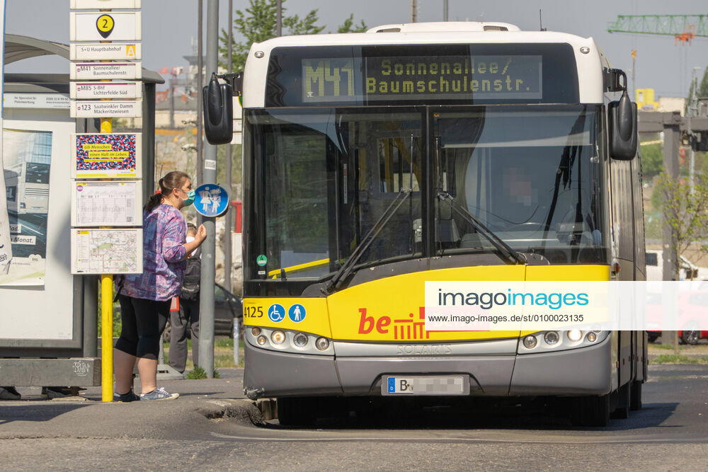 I27.04.2020,Berlin,Deutschland,GER, die Stadt in Zeiten der Corona Pandemie. Ab Montag, 27. April 2020, müssen Fahrgäste in öffentlichen Verkehrsmitteln im VBB-Gebiet, also auch in den Bussen und Bahnen der BVG, eine Mund-Nasen-Bedeckung tragen. Foto: Autobus M41, gegenüber vom Hauptbahnhof gesehen.