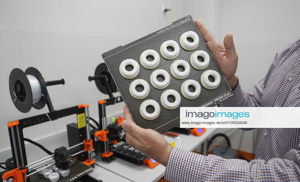 Production of face shields and face masks with 3D printer in Rzeszow Production of face shields and face masks with 3D printer in one of the public schools on April 27, 2020 in Rzeszow, Poland EN_01426474_0001