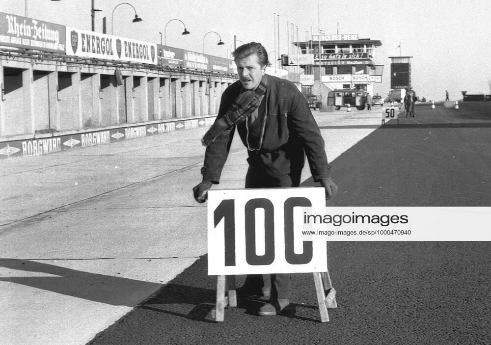 Wolfgang Graf Berghe von Trips (unser Bild von 1957) verunglueckte am 10.09.1961 in Monza toedlich. U.B.z. Graf Berghe von Trips bei einem Fahrerlehrgang auf dem Nuerburgring 30.11.1957.