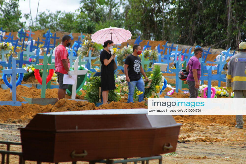 Coronavirus in Brasilien, Massenbegräbnis in Manaus MANAUS, AM - 27.04.2020: MOVIMENTAÇÃO NO CEMITÉRIO PARQUE MANAUS - Movement in the Parque de Manaus cemetery, this Monday morning (27), in the Tarumã neighborhood, west of the city of Manaus. x1907663x SandroxPereira