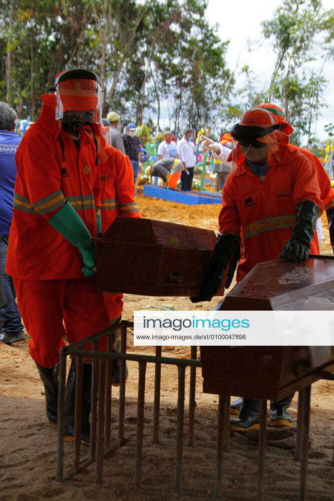 MANAUS, AM - 27.04.2020: MOVIMENTAÇÃO NO CEMITÉRIO PARQUE MANAUS - Movement in the Parque de Manaus cemetery, this Monday morning (27), in the Tarumã neighborhood, west of the city of Manaus. In the photo, public cleaning officials carry coffins that will be buried in ditches opened by backhoes. x1907667x SandroxPereira