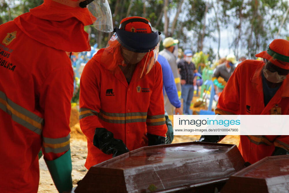 MANAUS, AM - 27.04.2020: MOVIMENTAÇÃO NO CEMITÉRIO PARQUE MANAUS - Movement in the Parque de Manaus cemetery, this Monday morning (27), in the Tarumã neighborhood, west of the city of Manaus. In the photo, public servants carry coffins that will be buried in ditches opened by backhoes. x1907668x SandroxPereira