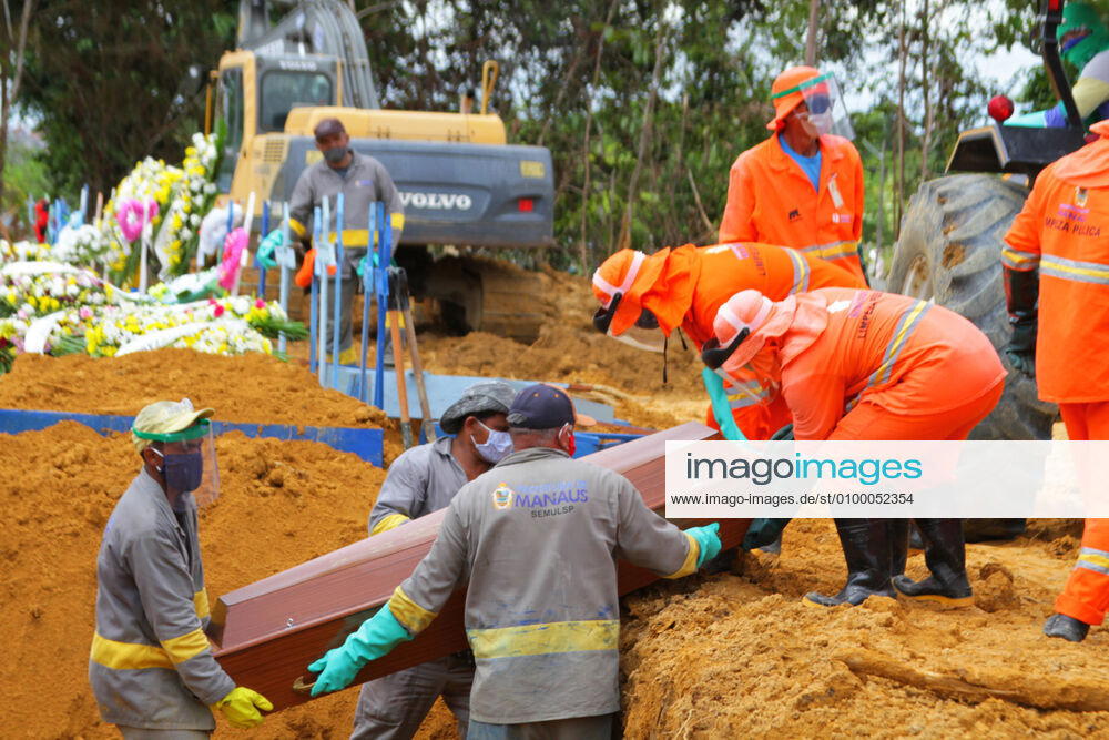 MANAUS, AM - 27.04.2020: MOVIMENTAÇÃO NO CEMITÉRIO PARQUE MANAUS - Movement in the Parque de Manaus cemetery, this Monday morning (27), in the Tarumã neighborhood, west of the city of Manaus. In the photo, gravediggers put the coffins into a ditch opened by backhoes. x1907705x SandroxPereira