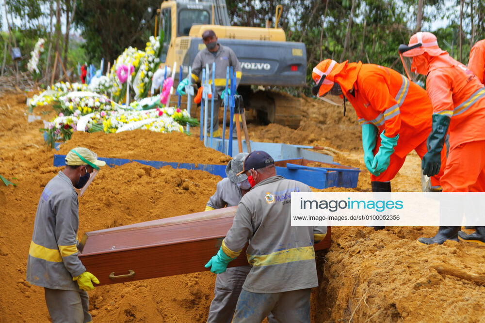 MANAUS, AM - 27.04.2020: MOVIMENTAÇÃO NO CEMITÉRIO PARQUE MANAUS - Movement in the Parque de Manaus cemetery, this Monday morning (27), in the Tarumã neighborhood, west of the city of Manaus. In the photo, gravediggers put the coffins inside a ditch opened by backhoes. x1907706x SandroxPereira