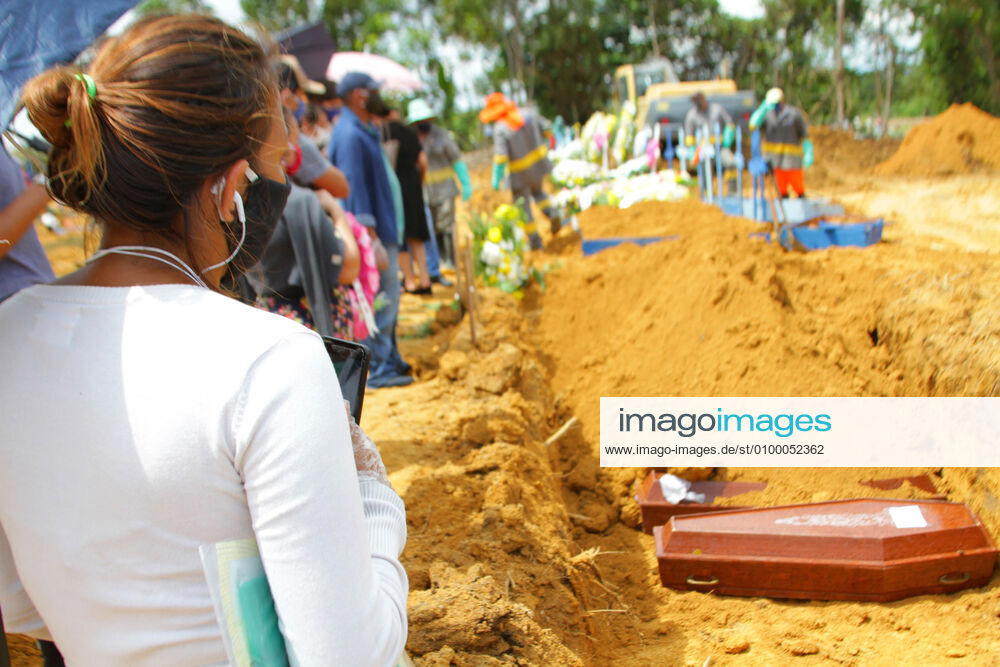 MANAUS, AM - 27.04.2020: MOVIMENTAÇÃO NO CEMITÉRIO PARQUE MANAUS - Movement in the Parque de Manaus cemetery, this Monday morning (27), in the Tarumã neighborhood, west of the city of Manaus. In the photo, family members follow the funeral of their relatives. x1907709x SandroxPereira