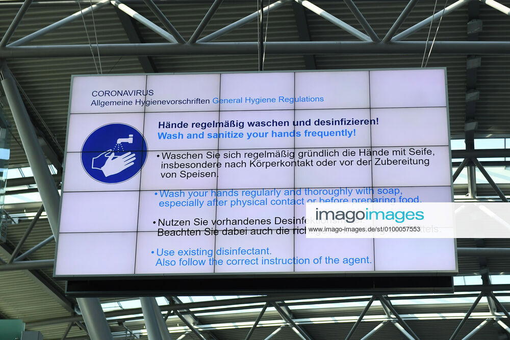 Coronavirus - Flughafen Düsseldorf 27.04.2020, Nordrhein-Westfalen, Düsseldorf: Anzeigetafel - Allgemeine Hygienevorschriften