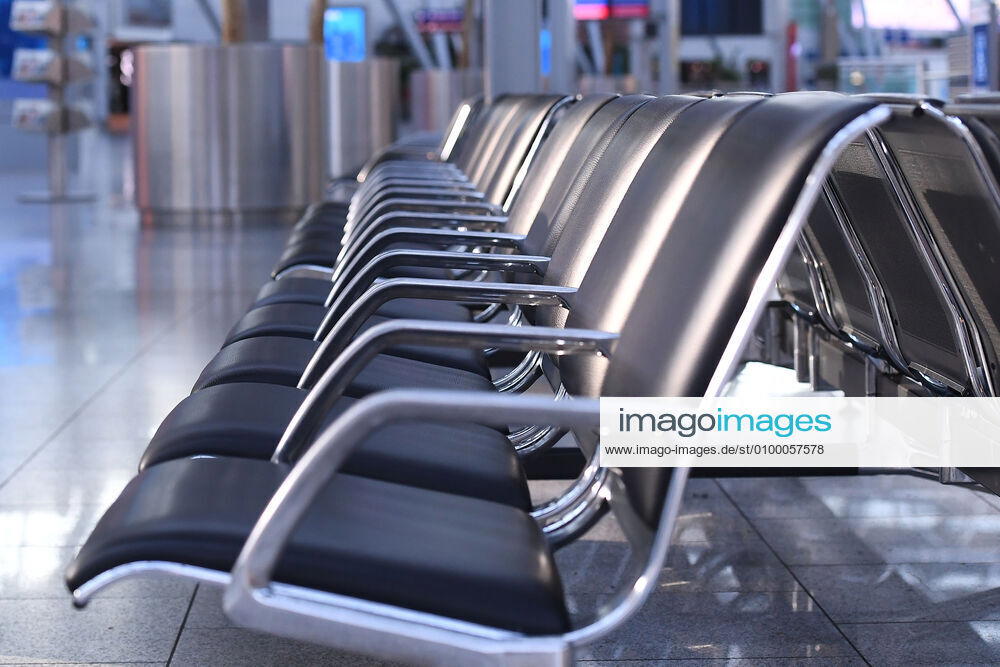 Coronavirus - Flughafen Düsseldorf 27.04.2020, Nordrhein-Westfalen, Düsseldorf: Leere Sitzreihen in der Abflughalles des Düsseldorfer Flughafens