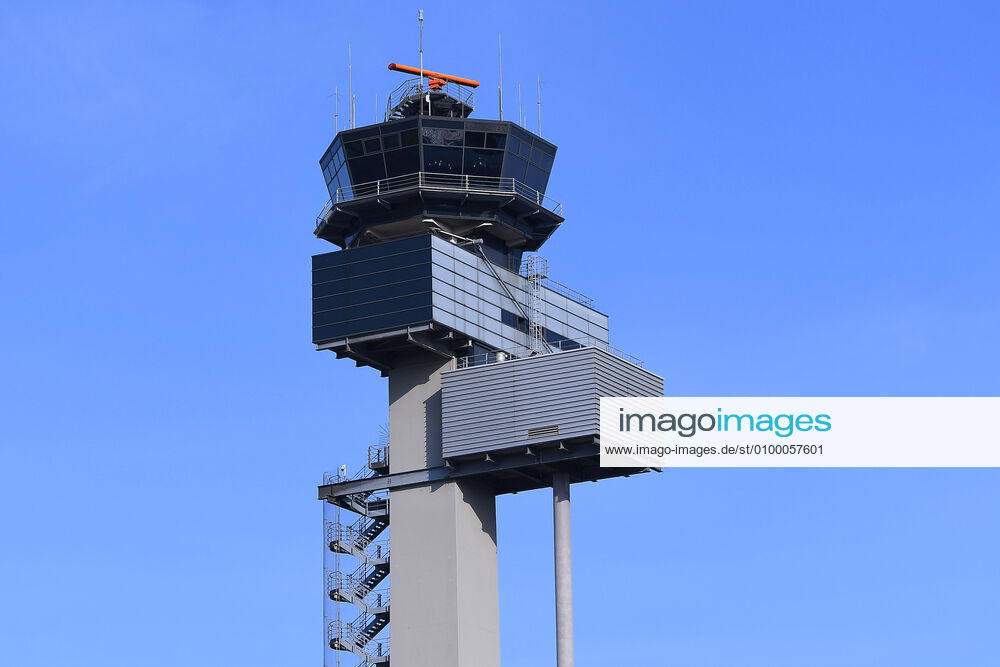 Coronavirus - Flughafen Düsseldorf 27.04.2020, Nordrhein-Westfalen, Düsseldorf: Tower des Flughafens Düsseldorf