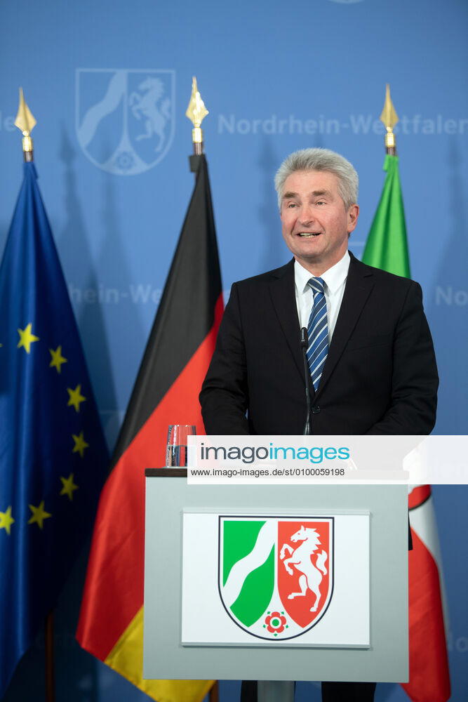 Andreas Pinkwart (FDP), Wirtschaftsminister von Nordrhein-Westfalen, spricht während einer Pressekonferenz. Die Landesregierung berichtet die aktuelle Lage und die Maßnahmen der Landesregierung im Rahmen der Corona-Pandemie.