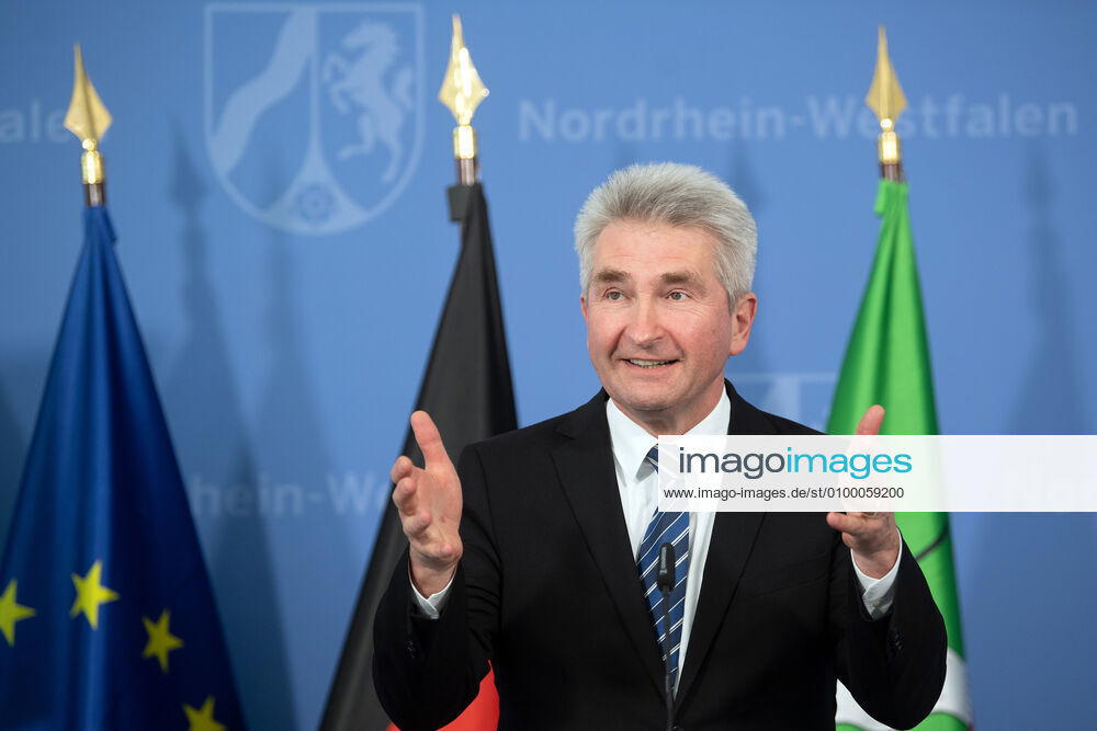Andreas Pinkwart (FDP), Wirtschaftsminister von Nordrhein-Westfalen, spricht während einer Pressekonferenz. Die Landesregierung berichtet die aktuelle Lage und die Maßnahmen der Landesregierung im Rahmen der Corona-Pandemie.