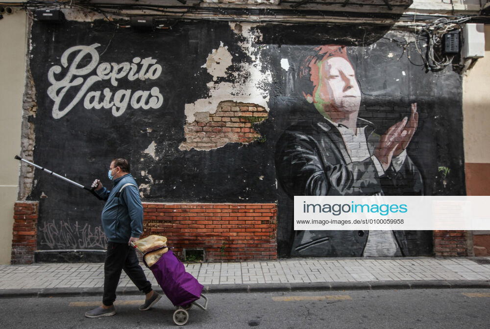 27 April 2020 (Malaga) Citizens wearing masks will make daily purchases under security measures by the coronavirus - ZUMAc161 20200427_zap_c161_084
