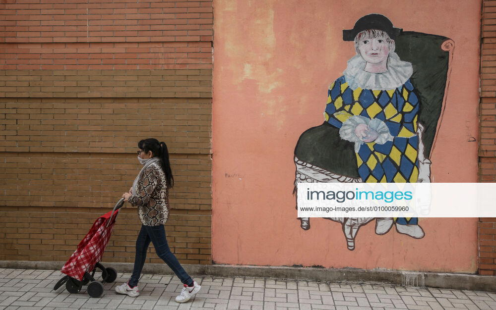 27 April 2020 (Malaga) Citizens wearing masks will make daily purchases under security measures by the coronavirus - ZUMAc161 20200427_zap_c161_085