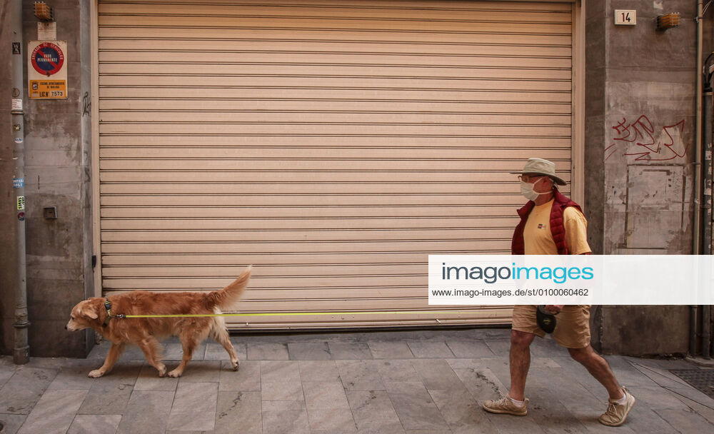 27 April 2020 (Malaga) man walks his dog with mask during the coronavirus crisis - ZUMAc161 20200427_zap_c161_088