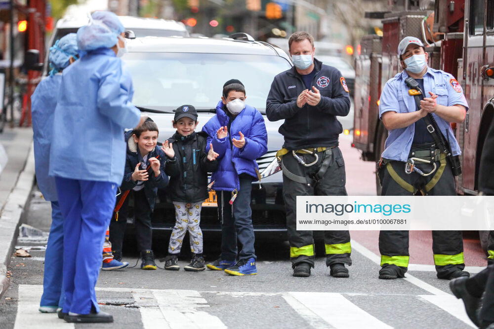 Health professionals are honored by residents and firefighters outside a Manhattan hospital in New York City during the Coronavirus COVID-19 pandemic in the United States. New York USA - ZUMAc233 20200427_zsp_c233_024