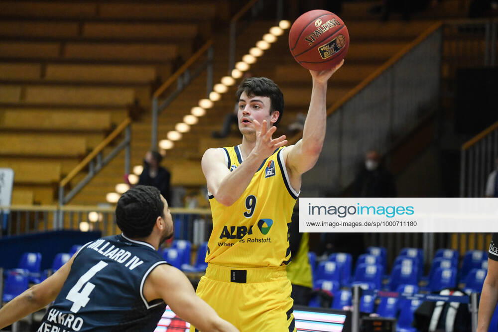 Jonas Mattisseck (ALBA Berlin) im Zweikampf mit Nimrod Hilliard (HAKRO Merlins Crailsheim), GER, HAKRO Merlins Crailsheim vs. Alba Berlin, 09.02.2021, 17. Spieltag easycredit Basketball Bundesliga, Spielzeit 2020 2021. GER, HAKRO Merlins Crailsheim vs. Alba Berlin, 09.02.2021, 17. Spieltag easycredit Basketball Bundesliga, Spielzeit 2020 2021. Crailsheim