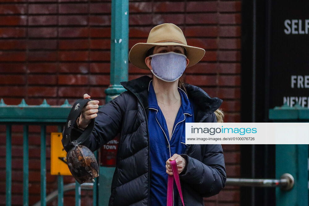 Health professionals are honored by residents and firefighters outside a Manhattan hospital in New York City on Monday during the Coronavirus COVID-19 pandemic in the United States. New York USA - ZUMAc233 20200427_zsp_c233_040