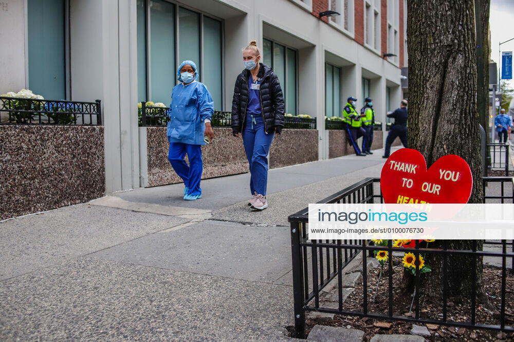 Health professionals are honored by residents and firefighters outside a Manhattan hospital in New York City on Monday during the Coronavirus COVID-19 pandemic in the United States. New York USA - ZUMAc233 20200427_zsp_c233_042