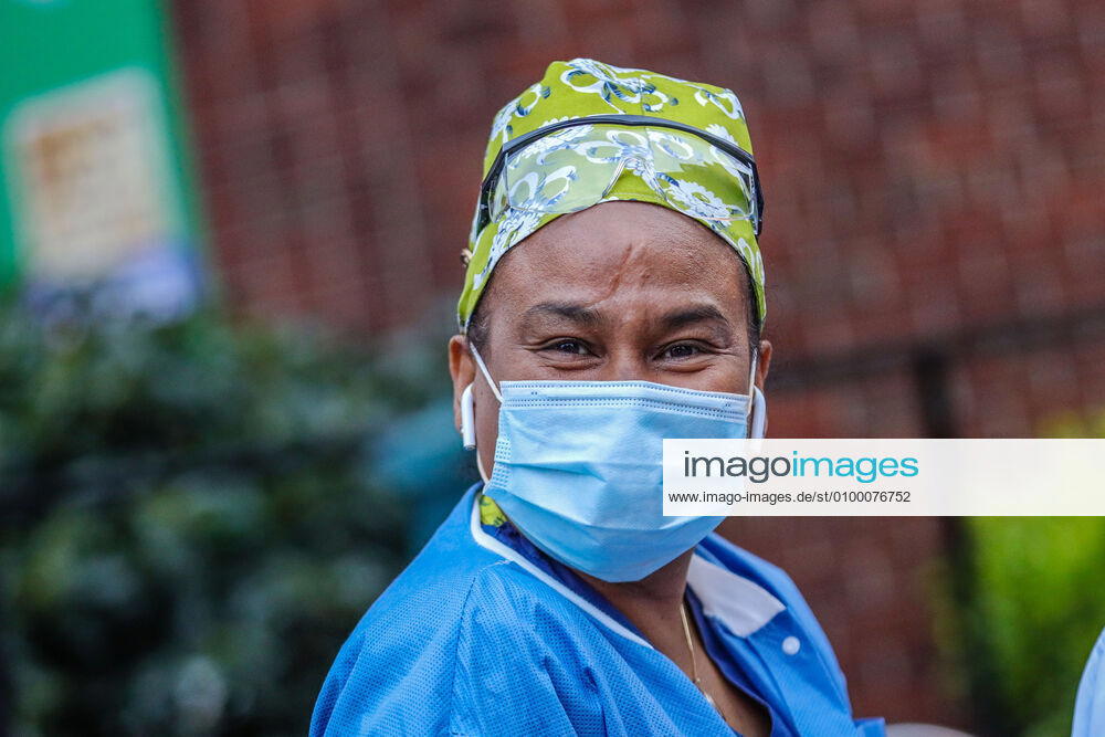 Health professionals are honored by residents and firefighters outside a Manhattan hospital in New York City on Monday during the Coronavirus COVID-19 pandemic in the United States. New York USA - ZUMAc233 20200427_zsp_c233_053