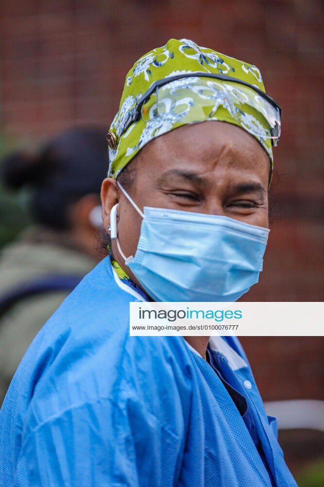 Health professionals are honored by residents and firefighters outside a Manhattan hospital in New York City on Monday during the Coronavirus COVID-19 pandemic in the United States. New York USA - ZUMAc233 20200427_zsp_c233_054