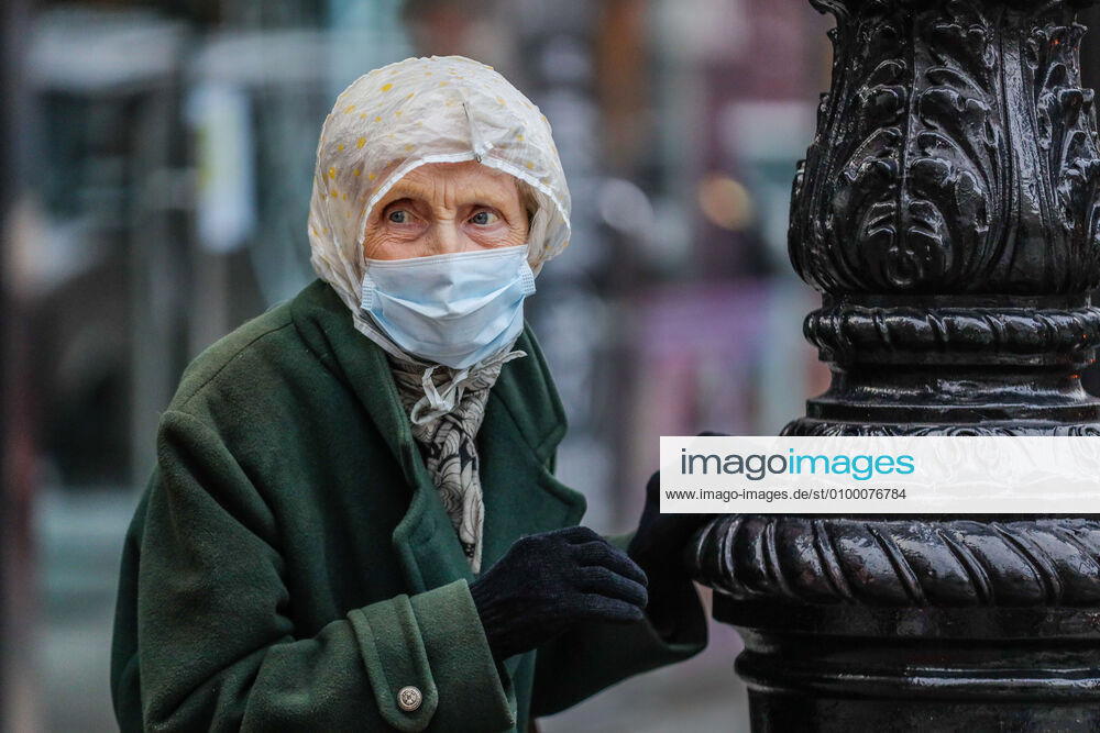 Health professionals are honored by residents and firefighters outside a Manhattan hospital in New York City on Monday during the Coronavirus COVID-19 pandemic in the United States. New York USA - ZUMAc233 20200427_zsp_c233_057