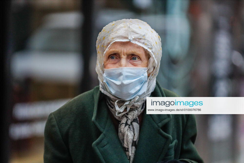 Health professionals are honored by residents and firefighters outside a Manhattan hospital in New York City on Monday during the Coronavirus COVID-19 pandemic in the United States. New York USA - ZUMAc233 20200427_zsp_c233_058