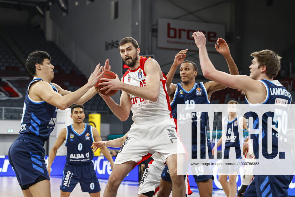 Mitte Christian Sengfelder (Brose Bamberg, 43) links Simone Fontecchio (Alba Berlin, 20) 2.v. rechts Louis Olinde (Alba Berlin, 19) rechts Ben Lammers (Alba Berlin, 50) Brose Bamberg - Alba Berlin - easyCredit-BBL - Basketball Bundesliga - Basketball Saison 2020 21 - 19. Spieltag, 14.02.2021 Bamberg, Brose Arena ASV-Autoren-Nummer: 4026335