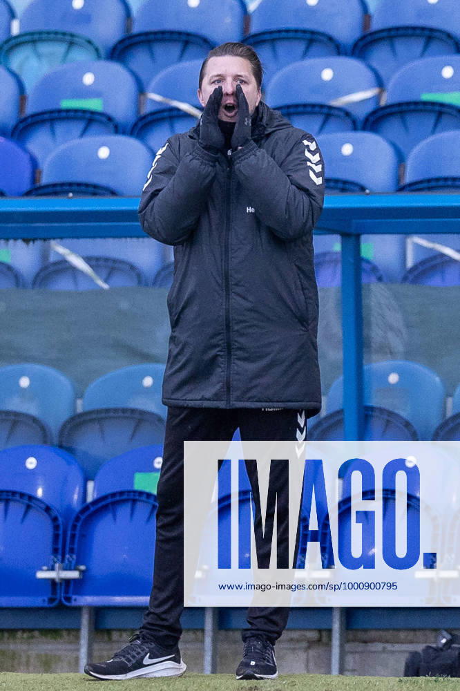 Mansfield Town v Cambridge United EFL Sky Bet League 2 20 02 2021. Cambridge United Head Coach Mark Bonner during the EFL Sky Bet League 2 match between Mansfield Town and Cambridge United at the One Call Stadium, Mansfield, England on 20 February 2021. Mansfield One Call Stadium Nottinghamshire England Editorial use only DataCo restrictions apply See www.football-dataco.com ,