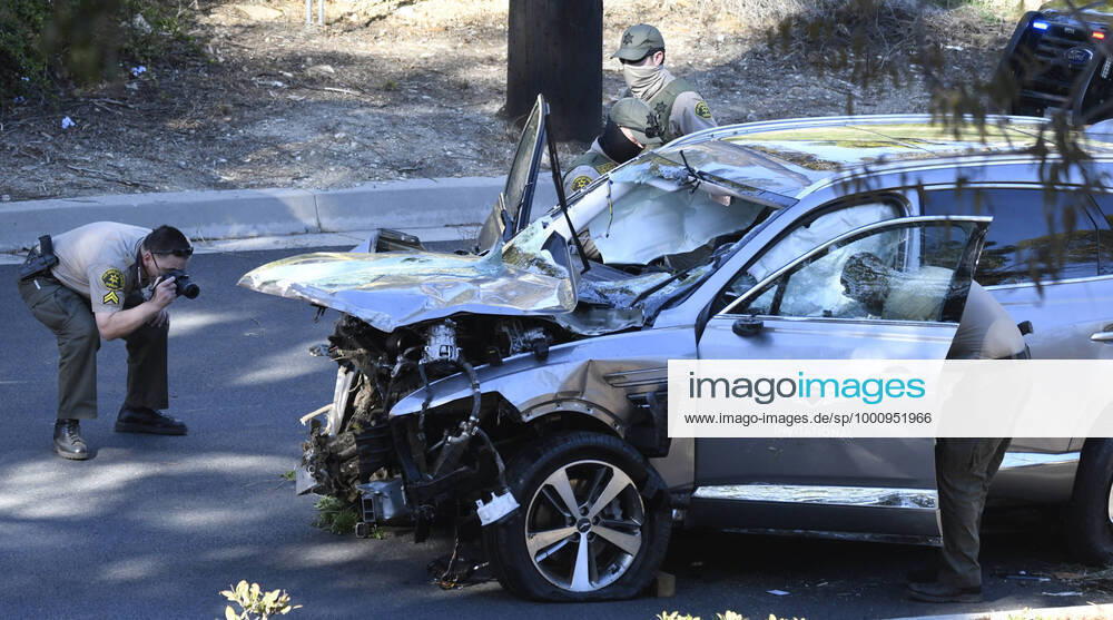 Tiger Woods car is removed from a hill side after he was involved in a vehicle rollover crash on the border of Rolling Hills Estates early Tuesday morning, according to the Los Angeles County Sheriff s Department. Woods suffered multiple leg injuries, and was undergoing surgery. Rancho Palos Verdes USA - ZUMAbl1_ 0113987635st