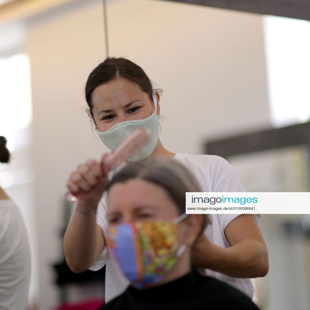 Weitere Lockerungsmassnahmen in Bayern, wegen der Corona-Virus-Pandemie, ab 4.Mai dürfen Friseurläden wieder ihre Arbeit aufnehmen und Kunden bedienen. Wenn auch mit Maskenpflicht. Hier Friseurin Sabrina König aus Bad Wörishofen mit einer Kundin. (Gestellte Szene, Modelreleased) 28.04.2020, Friseure und Corona-Virus 28.04.2020, Friseure und Corona-Virus