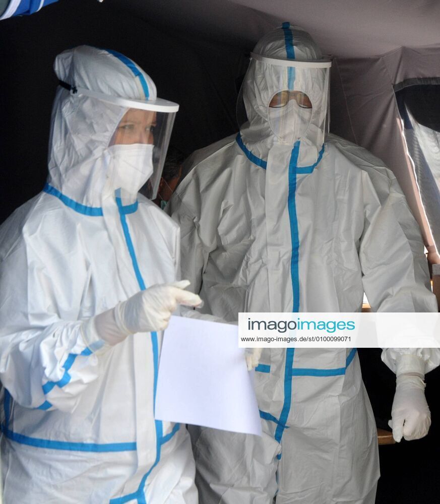 Coronavirus emergency, Medical doctors perform drive-in pharyngeal swab in car at Casa del Sole Hospital, to examine presence of contagion from Covid-19. (Ph.Alessandro Fucarini. Fotogramma, PALERMO - 2020-04-28) p.s. la foto e utilizzabile nel rispetto del contesto in cui e stata scattata, e senza intento diffamatorio del decoro delle persone rappresentate
