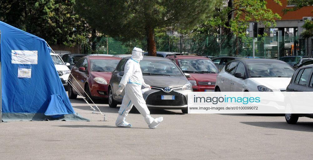 Coronavirus emergency, Medical doctors perform drive-in pharyngeal swab in car at Casa del Sole Hospital, to examine presence of contagion from Covid-19. (Ph.Alessandro Fucarini. Fotogramma, PALERMO - 2020-04-28) p.s. la foto e utilizzabile nel rispetto del contesto in cui e stata scattata, e senza intento diffamatorio del decoro delle persone rappresentate
