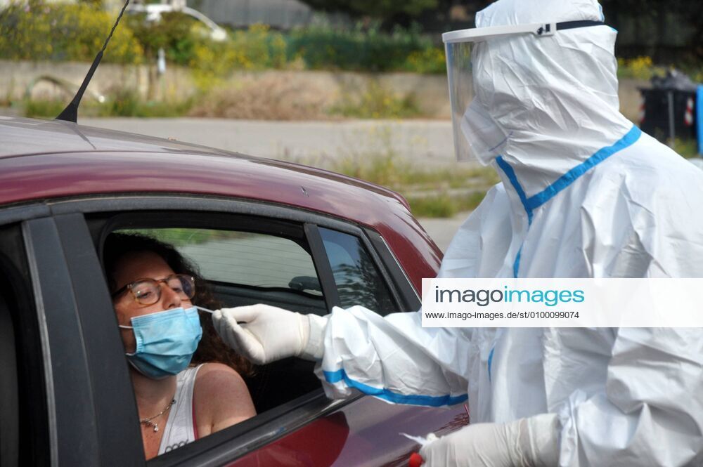 Coronavirus emergency, Medical doctors perform drive-in pharyngeal swab in car at Casa del Sole Hospital, to examine presence of contagion from Covid-19. (Ph.Alessandro Fucarini. Fotogramma, PALERMO - 2020-04-28) p.s. la foto e utilizzabile nel rispetto del contesto in cui e stata scattata, e senza intento diffamatorio del decoro delle persone rappresentate
