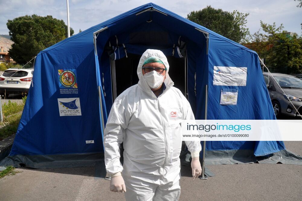 Coronavirus emergency, Medical doctors perform drive-in pharyngeal swab in car at Casa del Sole Hospital, to examine presence of contagion from Covid-19. (Ph.Alessandro Fucarini. Fotogramma, PALERMO - 2020-04-28) p.s. la foto e utilizzabile nel rispetto del contesto in cui e stata scattata, e senza intento diffamatorio del decoro delle persone rappresentate