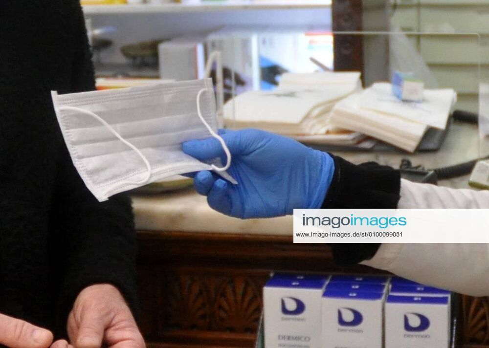 Coronavirus emergency, Medical doctors perform drive-in pharyngeal swab in car at Casa del Sole Hospital, to examine presence of contagion from Covid-19. gloves and masks (Ph.Alessandro Fucarini. Fotogramma, PALERMO - 2020-04-28) p.s. la foto e utilizzabile nel rispetto del contesto in cui e stata scattata, e senza intento diffamatorio del decoro delle persone rappresentate
