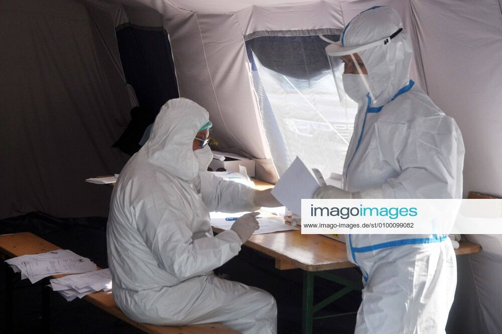 Coronavirus emergency, Medical doctors perform drive-in pharyngeal swab in car at Casa del Sole Hospital, to examine presence of contagion from Covid-19. (Ph.Alessandro Fucarini. Fotogramma, PALERMO - 2020-04-28) p.s. la foto e utilizzabile nel rispetto del contesto in cui e stata scattata, e senza intento diffamatorio del decoro delle persone rappresentate