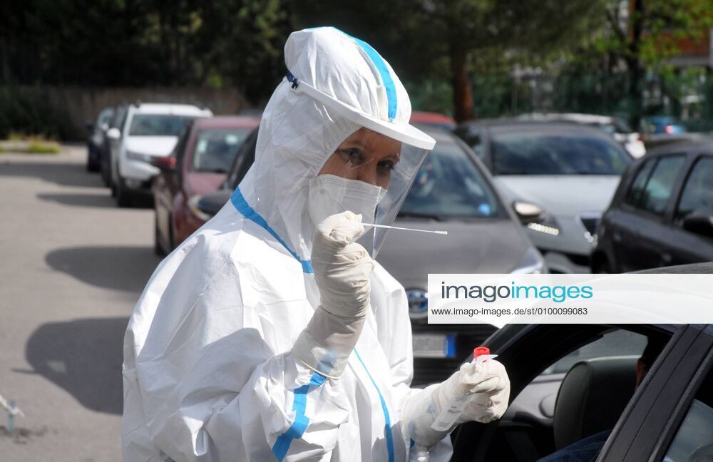 Coronavirus emergency, Medical doctors perform drive-in pharyngeal swab in car at Casa del Sole Hospital, to examine presence of contagion from Covid-19. (Ph.Alessandro Fucarini. Fotogramma, PALERMO - 2020-04-28) p.s. la foto e utilizzabile nel rispetto del contesto in cui e stata scattata, e senza intento diffamatorio del decoro delle persone rappresentate