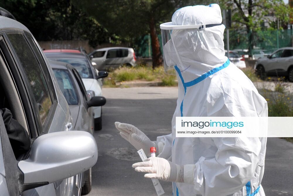 Coronavirus emergency, Medical doctors perform drive-in pharyngeal swab in car at Casa del Sole Hospital, to examine presence of contagion from Covid-19. (Ph.Alessandro Fucarini. Fotogramma, PALERMO - 2020-04-28) p.s. la foto e utilizzabile nel rispetto del contesto in cui e stata scattata, e senza intento diffamatorio del decoro delle persone rappresentate