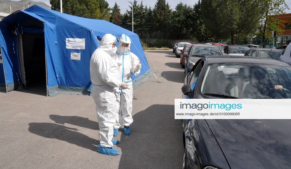 Coronavirus emergency, Medical doctors perform drive-in pharyngeal swab in car at Casa del Sole Hospital, to examine presence of contagion from Covid-19. (Ph.Alessandro Fucarini. Fotogramma, PALERMO - 2020-04-28) p.s. la foto e utilizzabile nel rispetto del contesto in cui e stata scattata, e senza intento diffamatorio del decoro delle persone rappresentate