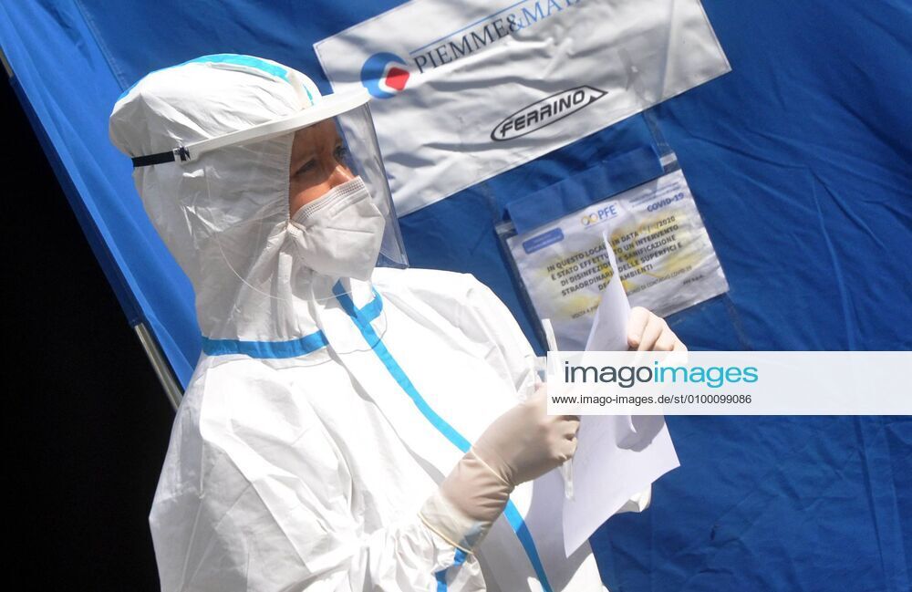 Coronavirus emergency, Medical doctors perform drive-in pharyngeal swab in car at Casa del Sole Hospital, to examine presence of contagion from Covid-19. (Ph.Alessandro Fucarini. Fotogramma, PALERMO - 2020-04-28) p.s. la foto e utilizzabile nel rispetto del contesto in cui e stata scattata, e senza intento diffamatorio del decoro delle persone rappresentate