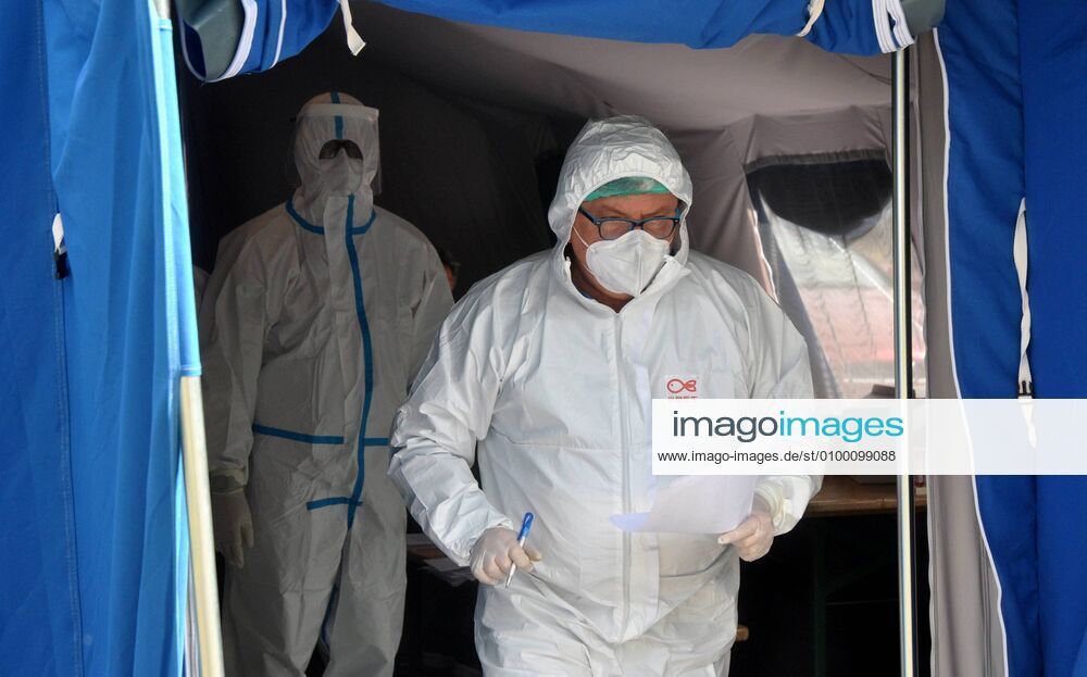 Coronavirus emergency, Medical doctors perform drive-in pharyngeal swab in car at Casa del Sole Hospital, to examine presence of contagion from Covid-19. (Ph.Alessandro Fucarini. Fotogramma, PALERMO - 2020-04-28) p.s. la foto e utilizzabile nel rispetto del contesto in cui e stata scattata, e senza intento diffamatorio del decoro delle persone rappresentate