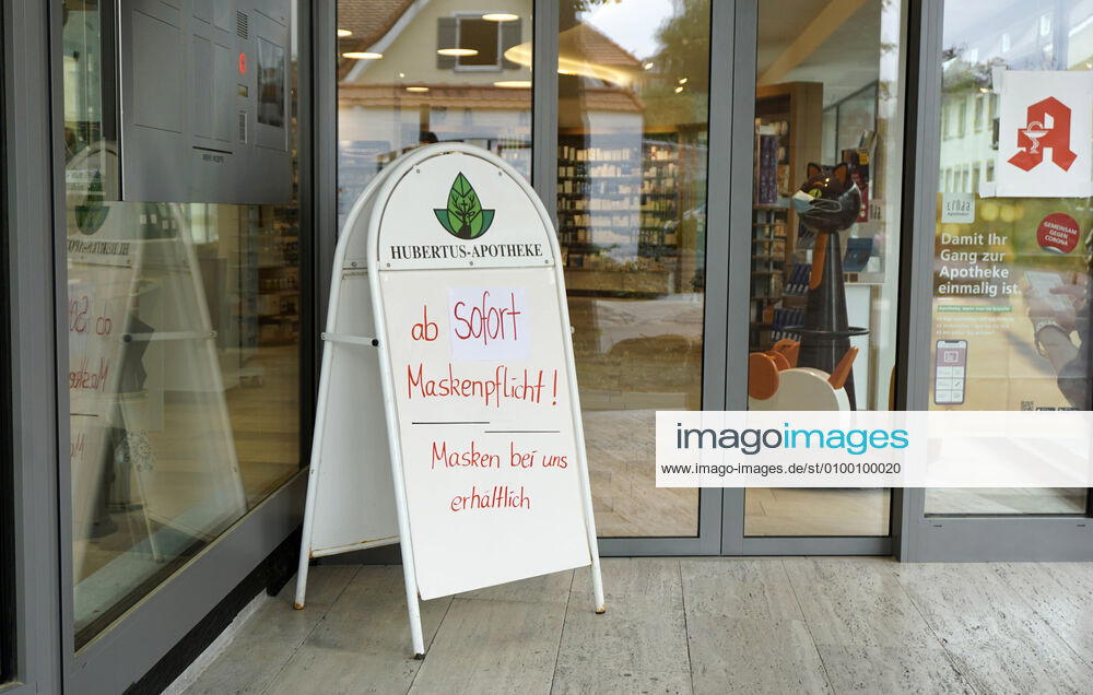 Ausgangsbeschränkungen wegen Corona-Virus-Pandemie in Bad Wörishofen, Schild an einer Apotheke in der Fußgängerzone: Ab sofort Maskenpflicht, Masken bei uns erhältlich! 28.04.2020, Einzelhandel wegen Corona-Virus eingeschränkt 28.04.2020, Einzelhandel wegen Corona-Virus eingeschränkt