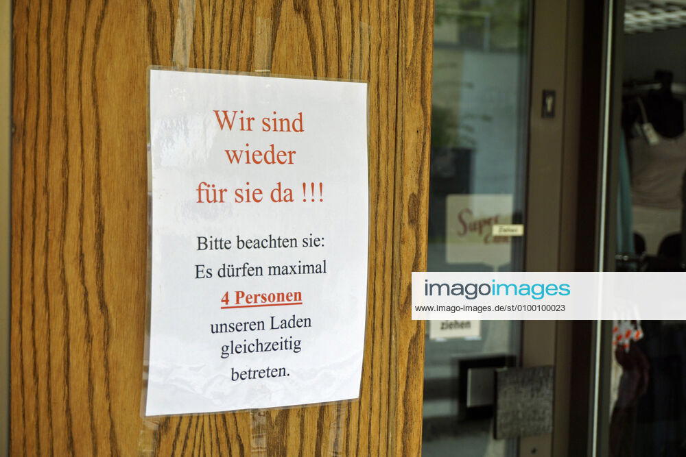 Gelockerte Ausgangsbeschränkungen wegen Corona-Virus-Pandemie in Bad Wörishofen, Schild an einem Laden: Wir sind wieder für Sie da! Bitte nur 4 Personen gleichzeitig im Laden. 28.04.2020, Einzelhandel wegen Corona-Virus eingeschränkt 28.04.2020, Einzelhandel wegen Corona-Virus eingeschränkt